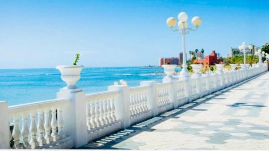 Precioso Apartamento Frente Al Mar Benalbeach Apartment Беналмадена Екстериор снимка